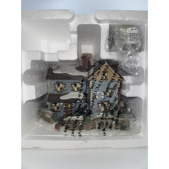 Dept 56 New England Village Series Bennington Manor #57008 Retired - Picture 6 of 13